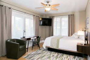 Premium bedding, down duvets, Tempur-Pedic beds, blackout curtains - Hotel Metropolitan (Long Beach)