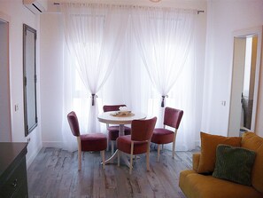 Huoneisto | Oleskelualue | 100–tuumainen taulutelevisio, jossa kaapelikanavat