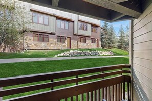 Property grounds - Lovely Steamboat condo near lift with hot tubs, pool & free shuttle (Steamboat Springs)