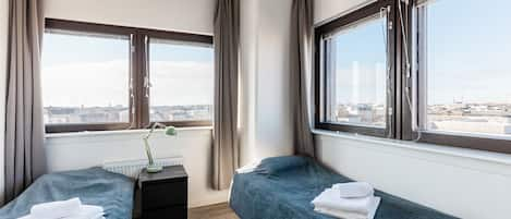 Corner Room, Panoramic Sea View, Shared Bathroom | Bureau, chambres insonorisées, Wi-Fi gratuit, draps fournis