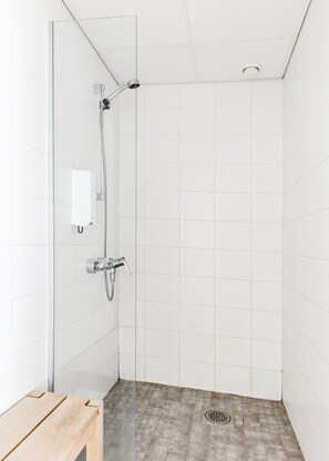 Shower, towels - Sky Hostel Helsinki (Helsinki)