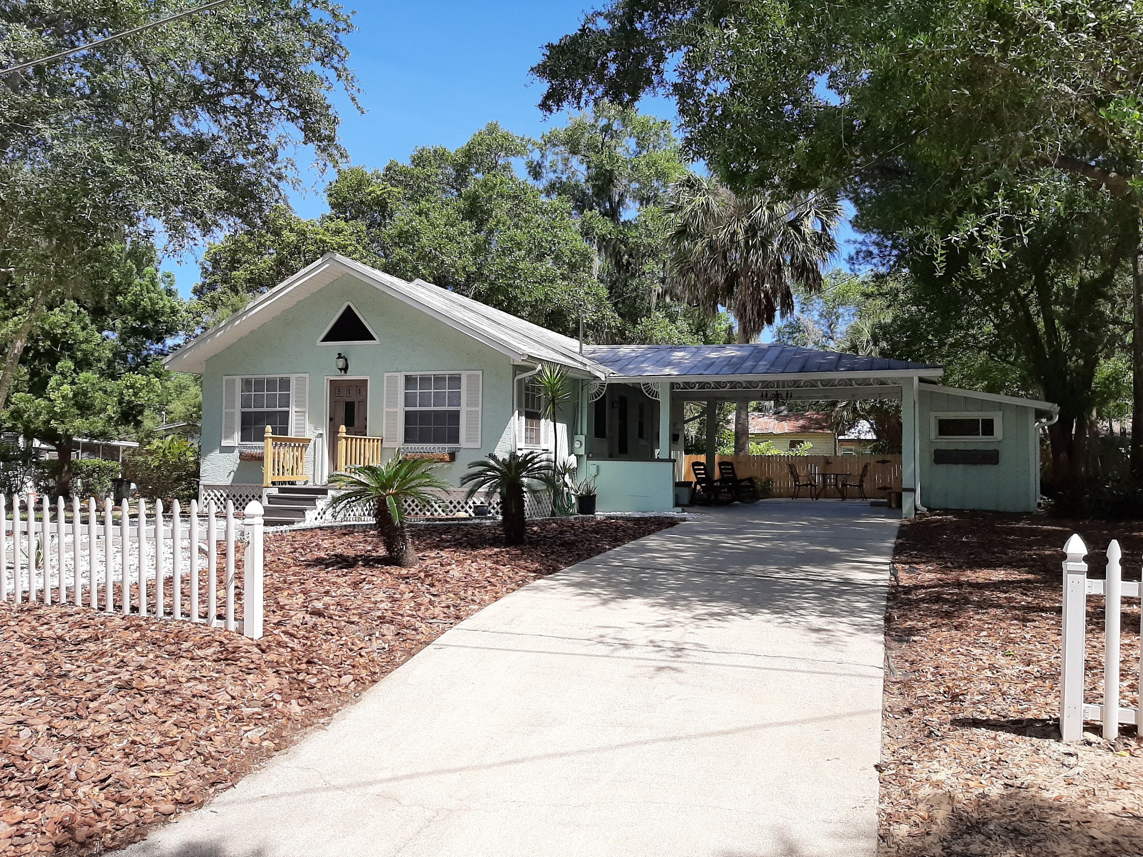 Renovated Historic "Cozy Bungalow" in the heart of Mt. Dora!!