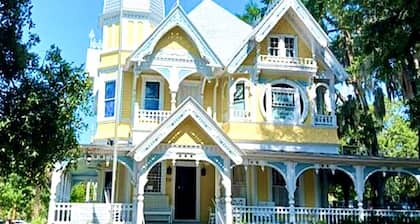 Historic "Cozy Bungalow" in the heart of Mt. Dora!! Pet Friendly.