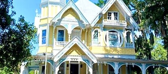 Historic "Cozy Bungalow" in the heart of Mt. Dora!! Pet Friendly.