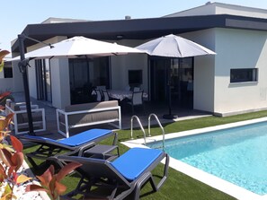 حمّام سباحة خارجي، حمّام سباحة مُدفَّأ