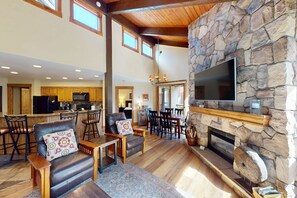 Fernseher, Kamin, DVD-Player