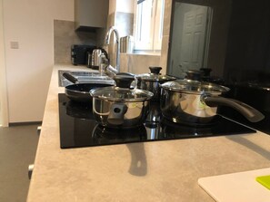 Kjøleskap, ovn, kokeplater og vannkoker