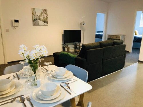 ELD1 - Large 2 bedrooms, Complimentary Netflix & Parking