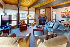 Een televisie, een open haard en boeken