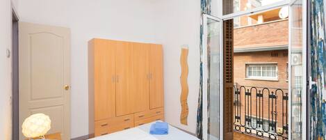 3 habitaciones, tabla de planchar con plancha y cuna de viaje