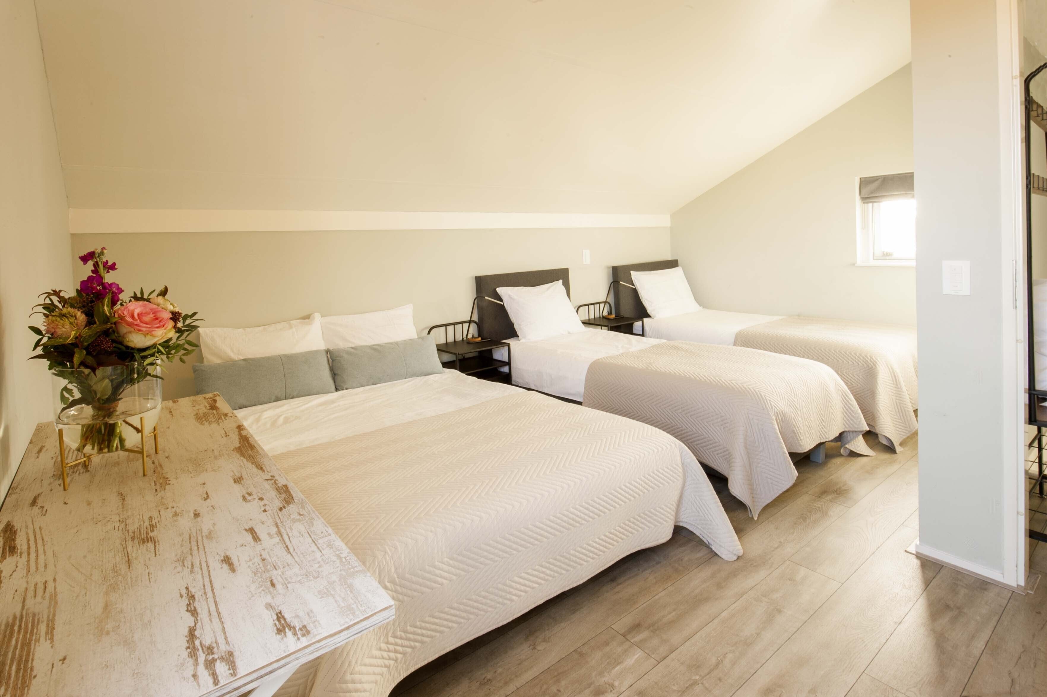 2 chambres, coffres-forts dans les chambres, fer et planche à repasser