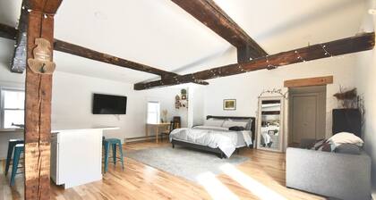 King Size Bed - Hip Studio with Washer&Dryer on 1st FL 3min to downtwon