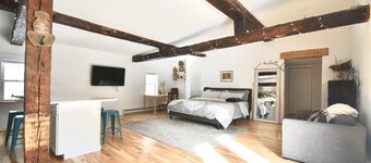 King Size Bed - Hip Studio with Washer&Dryer on 1st FL 3min to downtwon