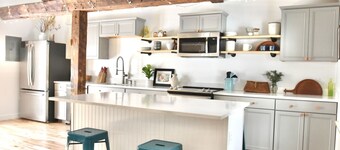 King Size Bed - Hip Studio with Washer&Dryer on 1st FL 3min to downtwon