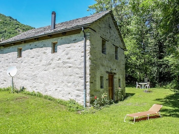 Propriété, Maison, Chalet, Herbe, Bùtiment, Mur, Zone Rurale, Ferme, Arbre, Toit