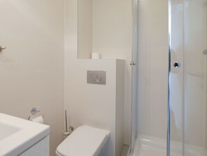 A modern bathroom with a toilet, sink, and shower. - Beautiful apartment in villa for 4 guests with WIFI, TV, terrace and pets allowed (Truppach)