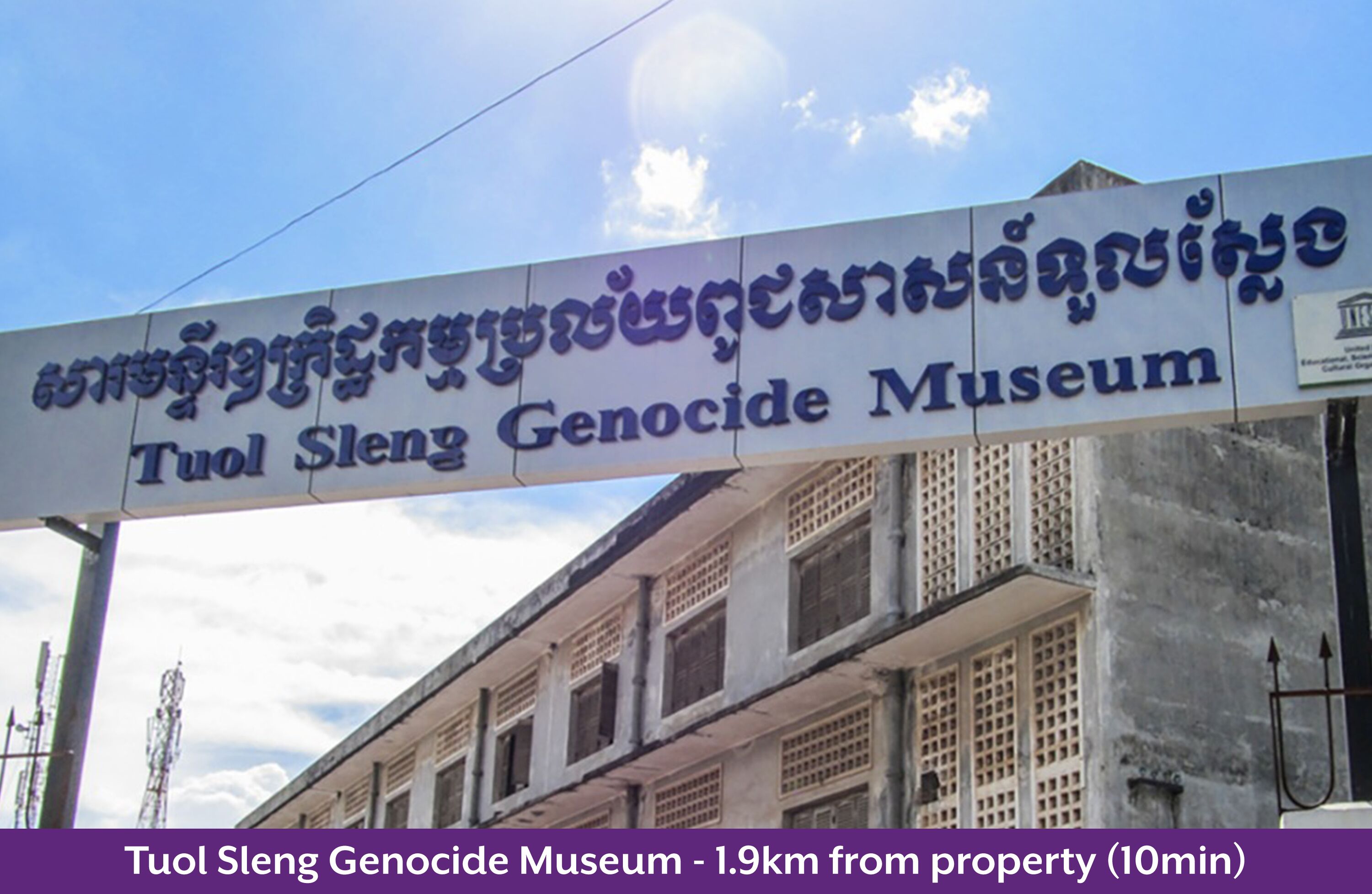 Señal del Museo Genocidio Tuol Sleng, con un cielo despejado al fondo.