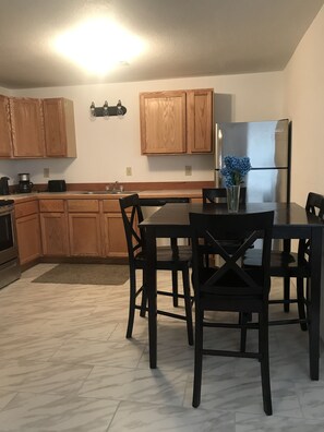 Dining - SLEEPS 11 !!! BRAND NEW APARTMENT WITH STAINLESS STEEL APPLIANCES (Duchesne)