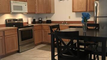 雪櫃、微波爐、焗爐、爐具