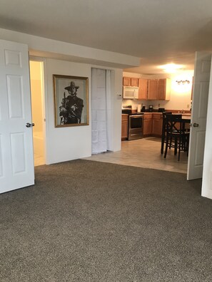 Interior - SLEEPS 11 !!! BRAND NEW APARTMENT WITH STAINLESS STEEL APPLIANCES (Duchesne)