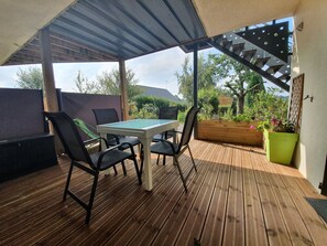 Outdoor dining - Chateaubriant town center gite with terrace and garden (Châteaubriant)