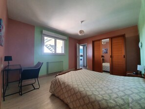 2 bedrooms, in-room safe, iron/ironing board, free WiFi - Chateaubriant town center gite with terrace and garden (Châteaubriant)