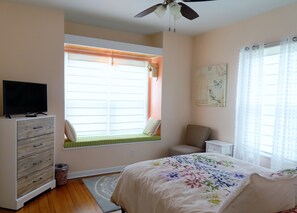 3 bedrooms, desk, iron/ironing board, travel cot - Spacious Heart of Loveland Bungalow with swingset and large yard (Loveland)