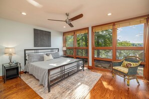 5 bedrooms, iron/ironing board, WiFi, bed sheets