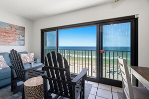 Smart TV - Beach Front, Balcony access from den and master, Spacious living, fully equipped (Gulf Shores)