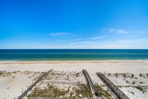 Sur la plage, chaise longue, serviettes de plage
