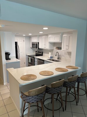 ثلاجة، ميكروويف، فرن، موقد طهي مسطح