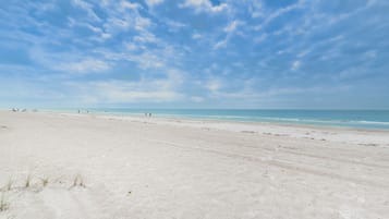 På stranden, liggestole, badehåndklæder