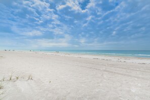 Am Strand, Liegestühle, Strandtücher