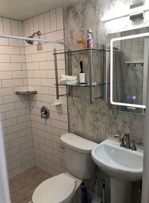 Shower, hair dryer, towels, soap - Upper West Villa-by Sanford,MidcoAqu.&CountryClub (Sioux Falls)