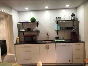 Kühlschrank, Mikrowelle, Ofen, Herdplatte