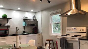 Jääkaappi, mikroaaltouuni, uuni, liesi