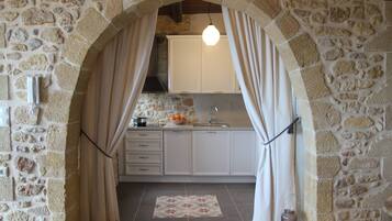 Jääkaappi, uuni, astianpesukone, kahvin-/teenkeitin