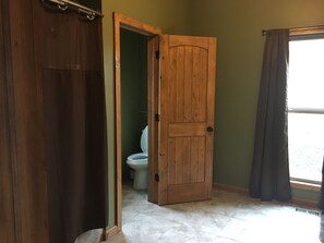 Family Cabin | Bathroom