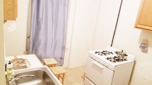 Kjøleskap, mikrobølgeovn, kokeplater og kjøkkenutstyr