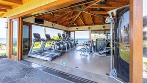 Una palestra all'aperto coperta, con tapis roulant, cyclette ed ellittiche.