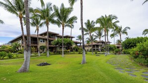 Property grounds - Paradise vibes awaits @ Hali"i Kai, ocean front resort in Waikoloa Beach (Waikoloa Village)
