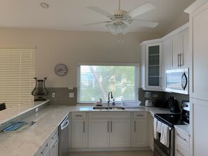 Kühlschrank, Mikrowelle, Herdplatte, Geschirrspüler