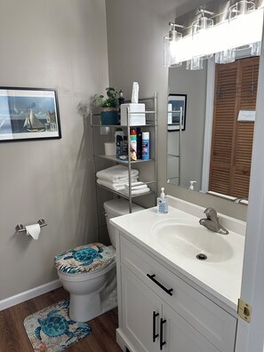 Bañera con ducha, secador de pelo, toallas, jabón