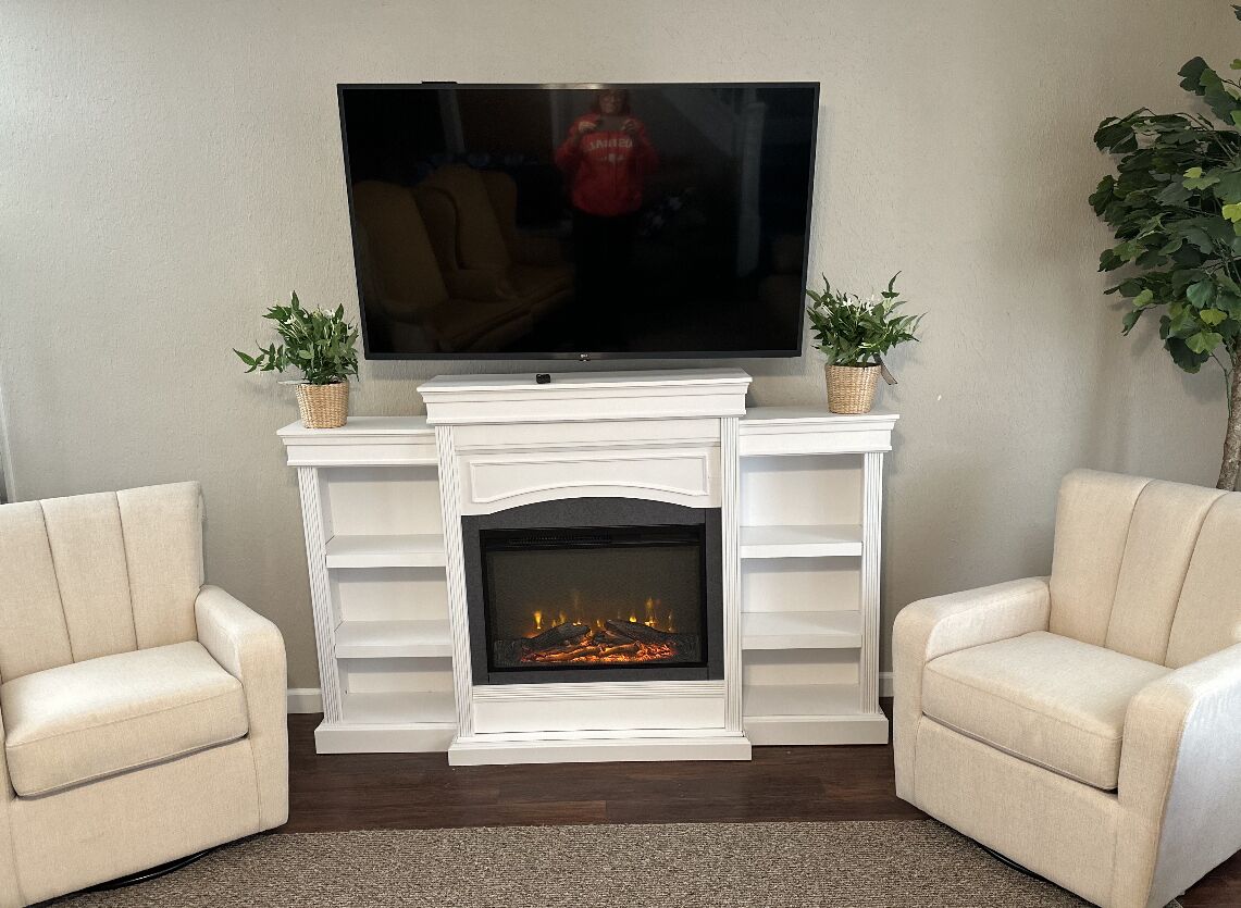 スマートテレビ、暖炉、書庫