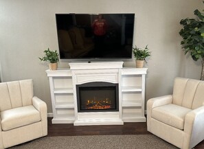 智能電視、壁爐、書籍