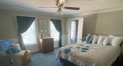 Sandusky 4 BR, 2-bath home. 3.5 Mi from Cedar Point. 3.2 Mi to Sports Force.