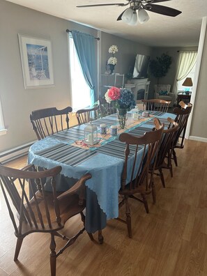 Dining - Sandusky 4 BR, 2-bath home. 3.5 Mi from Cedar Point. 3.2 Mi to Sports Force. (Sandusky)