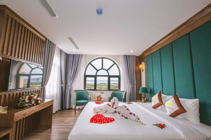 Phòng Suite Executive, quang cảnh biển | Bộ đồ giường cao cấp, chăn bông, nệm có lớp đệm bông, minibar