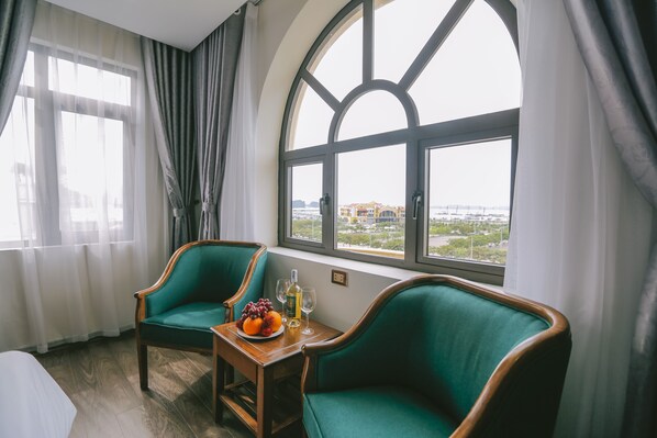 Phòng Suite Executive, quang cảnh biển | Bộ đồ giường cao cấp, chăn bông, nệm có lớp đệm bông, minibar