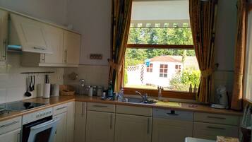 Micro-ondes, four, lave-vaisselle, cafetiĂšre/bouilloire